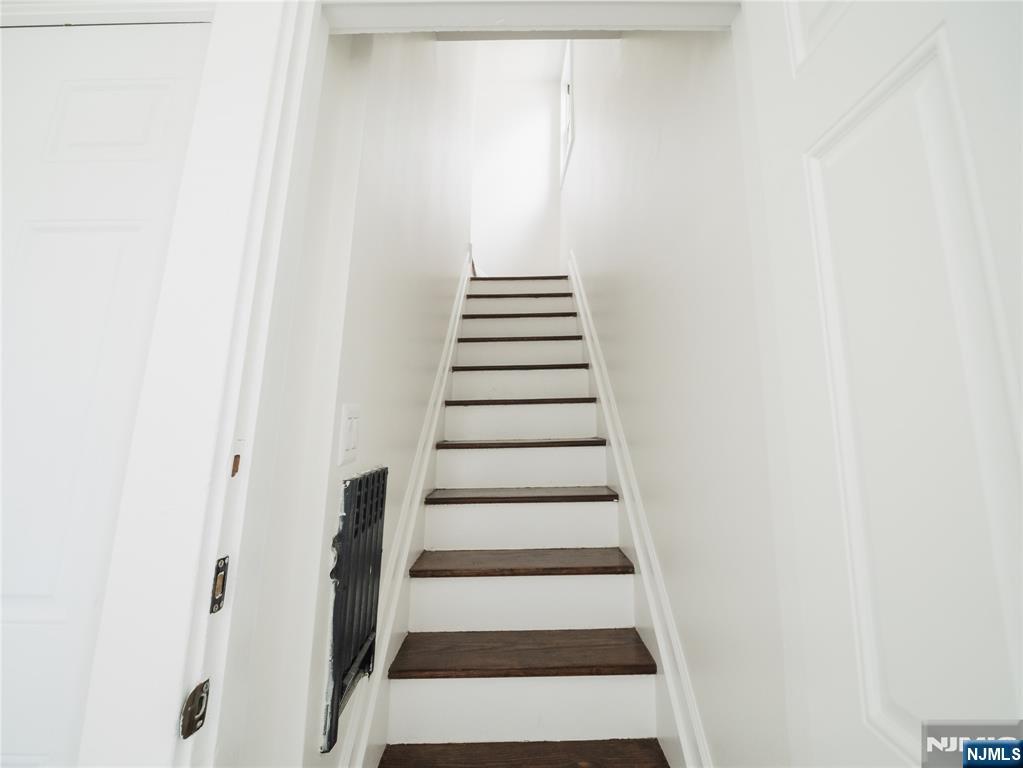 180 Larch Avenue - Photo 2
