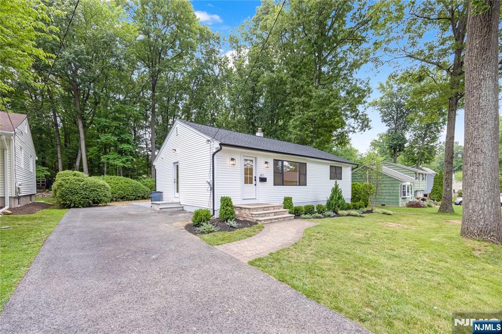 61 Mackay Ave, Waldwick, NJ 07463