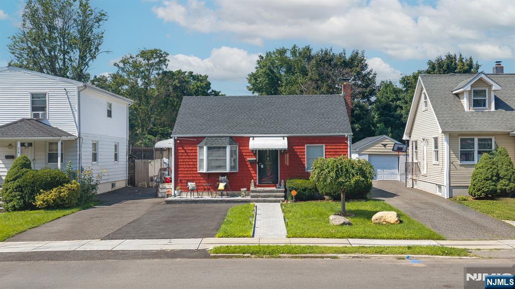 379 Chamberlain Avenue - Photo 1