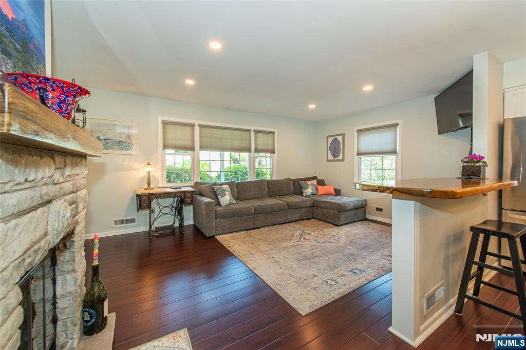 48 Oneida Avenue