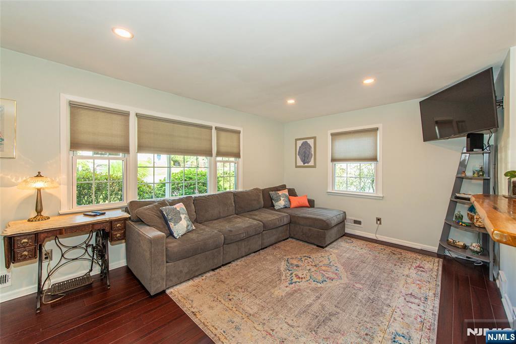 48 Oneida Avenue