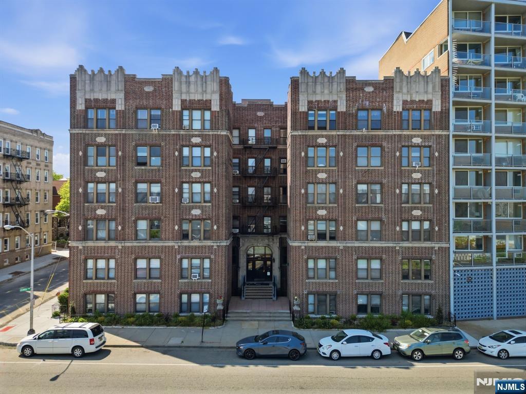 883 E Boulevard 1F - Photo 2