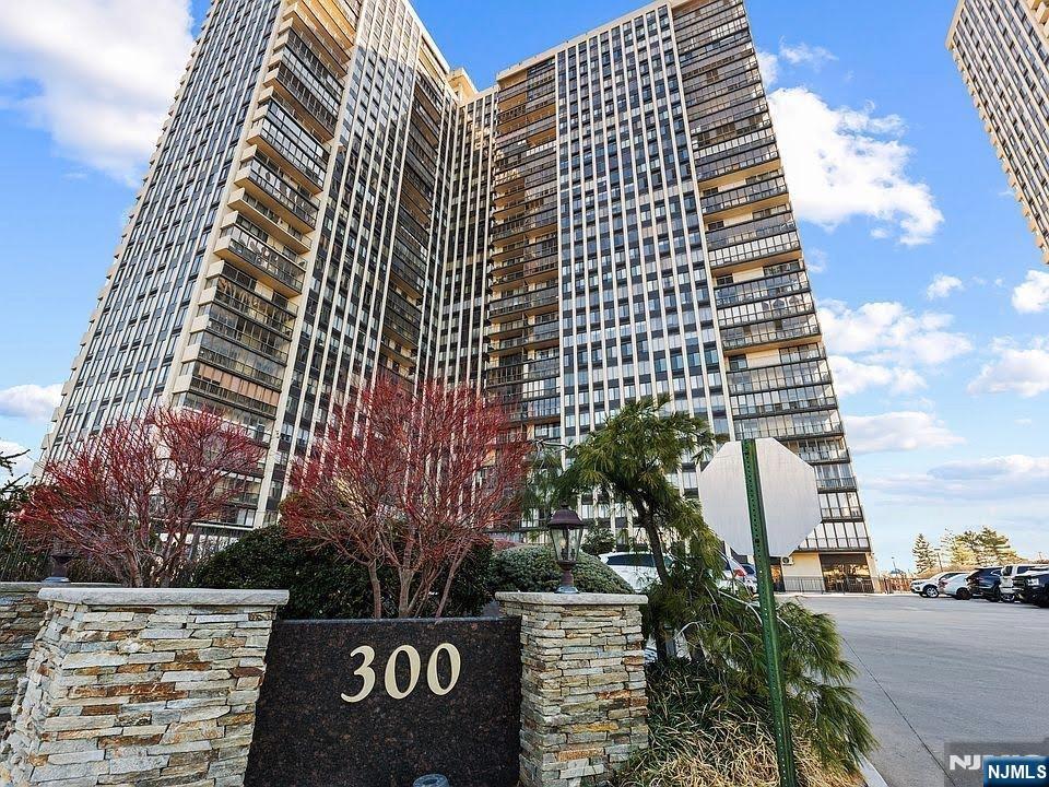 300 WINSTON Drive 616 - Photo 1