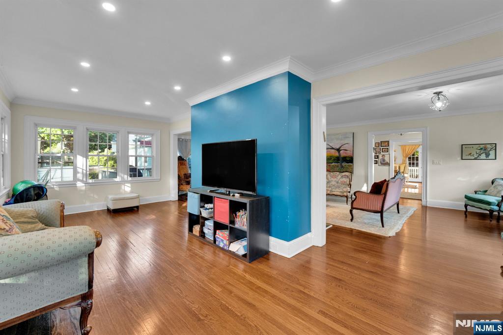 833 Salem Avenue - Photo 4