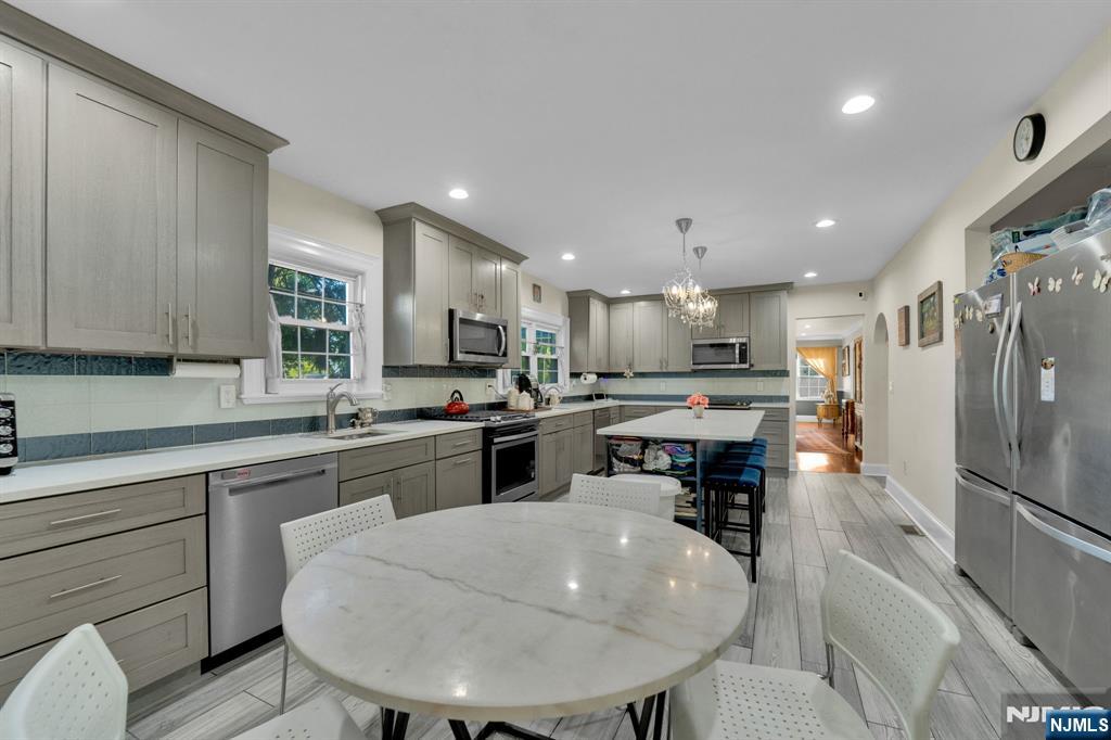 833 Salem Avenue - Photo 5