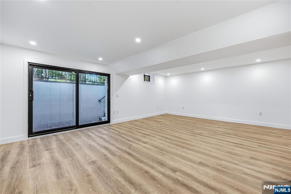 125 Hudson Avenue — photo 37