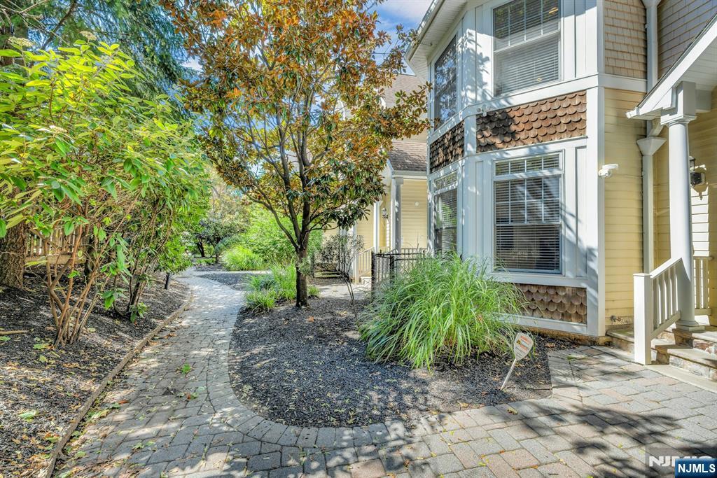 33 E Linden Avenue - Photo 2