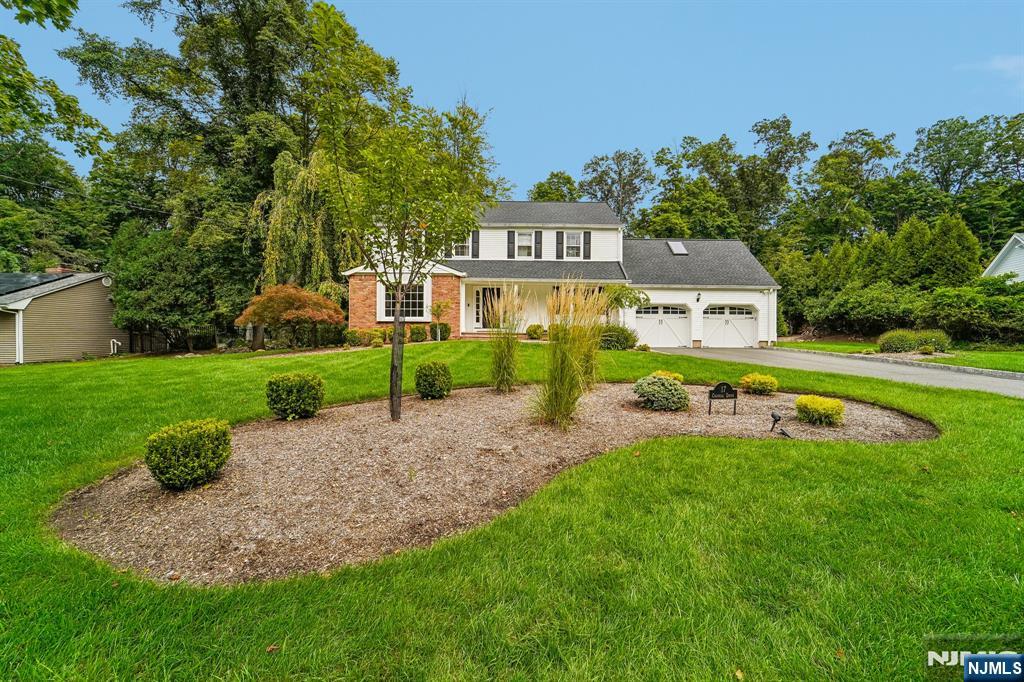 17 Colonial Dr, Allendale, NJ 07401