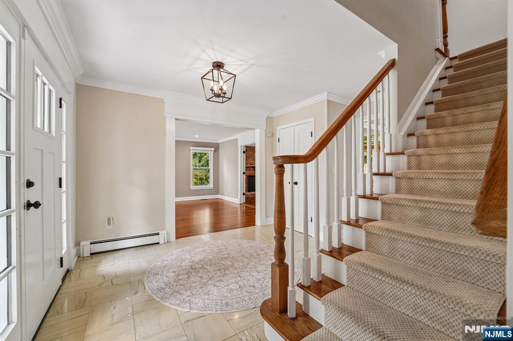 17 Colonial Dr, Allendale, NJ 07401