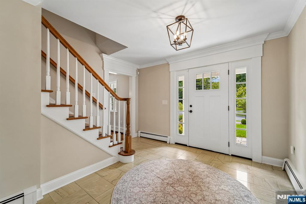 17 Colonial Dr, Allendale, NJ 07401