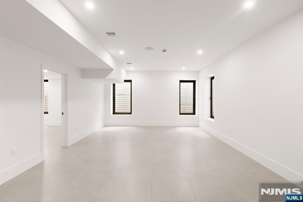 61 Ross Avenue — photo 29