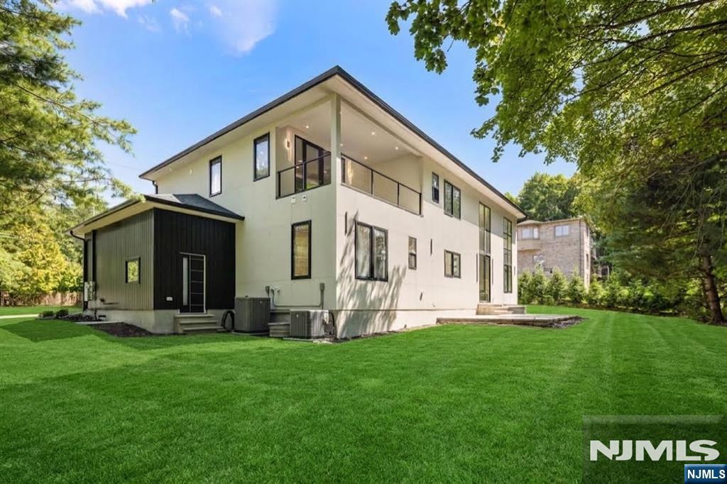 61 Ross Avenue — photo 32