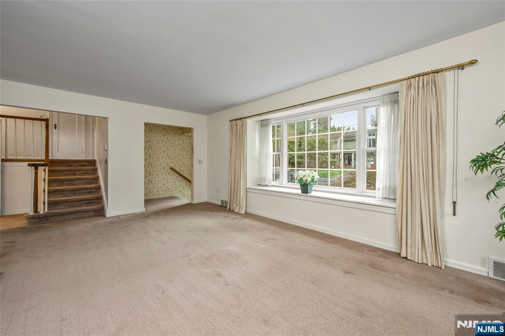 Photo 3 of Single family home for sale at 401 Hamilton Rd, Ridgewood, NJ 07450 | MLS# 26033239 | Listing updated on 2026-09-18