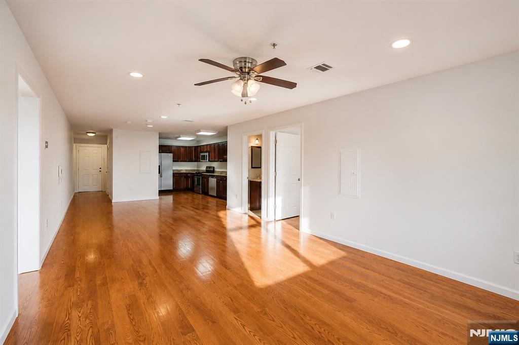 135 38th 404 - Photo 1