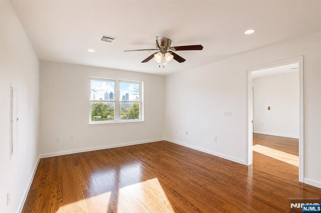 135 38th 404 - Photo 2