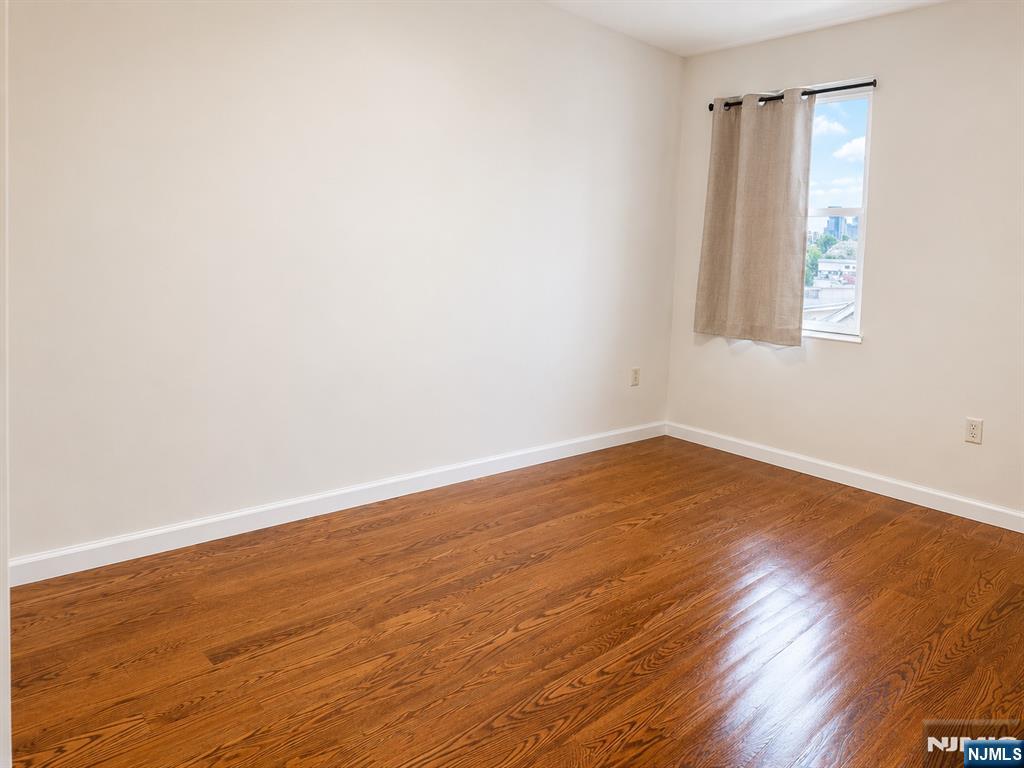 135 38th 404 - Photo 3