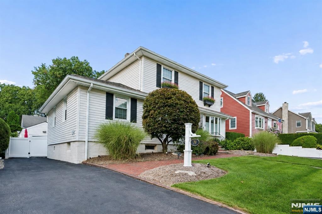 79 Bergen Ave, Waldwick, NJ 07463