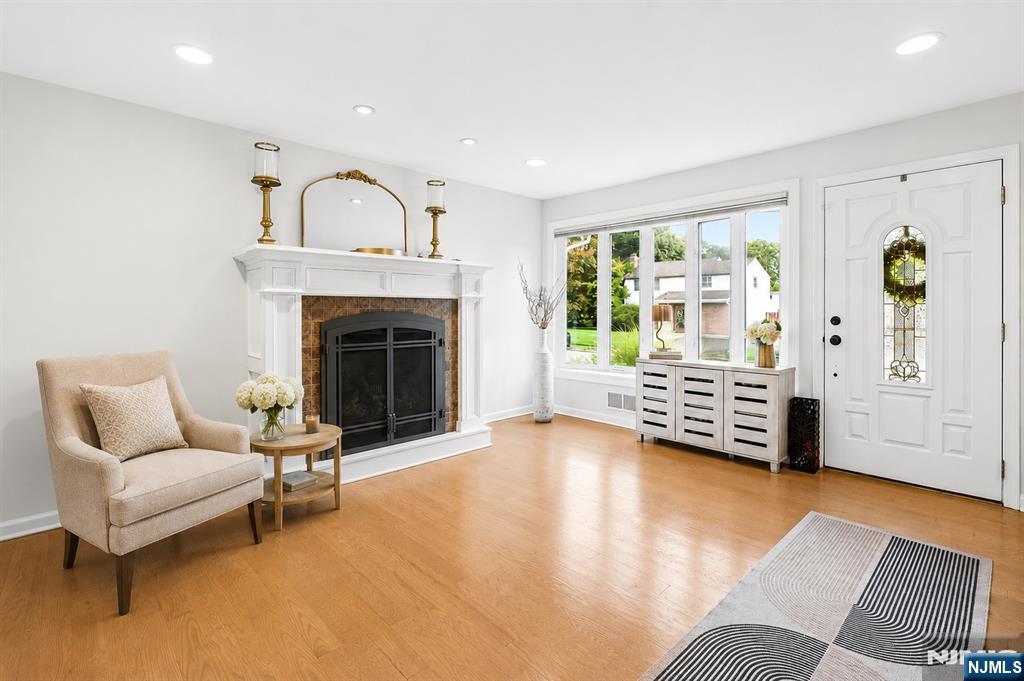 79 Bergen Ave, Waldwick, NJ 07463