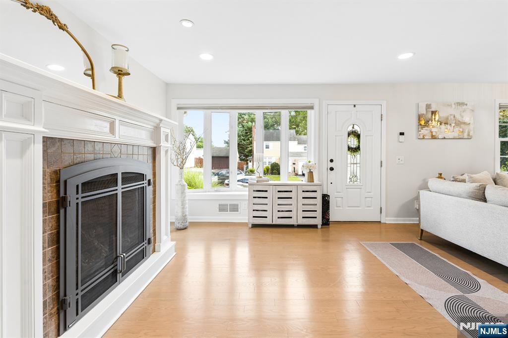 79 Bergen Ave, Waldwick, NJ 07463