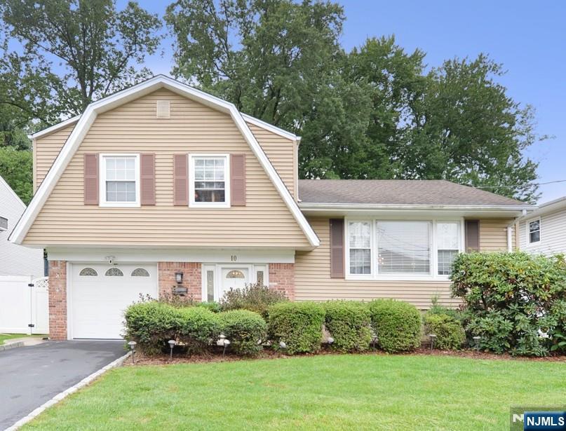 10 Sieber Ct, Bergenfield, NJ 07621