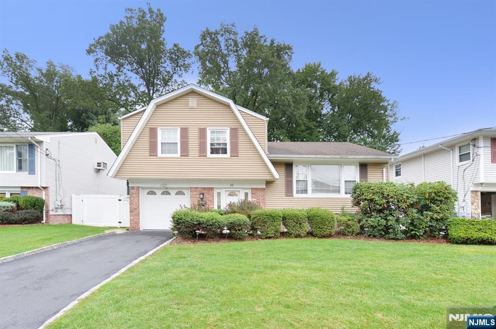 Photo 2 of Single family home for sale at 10 Sieber Ct, Bergenfield, NJ 07621 | MLS# 26033297 | Listing updated on 2026-09-10