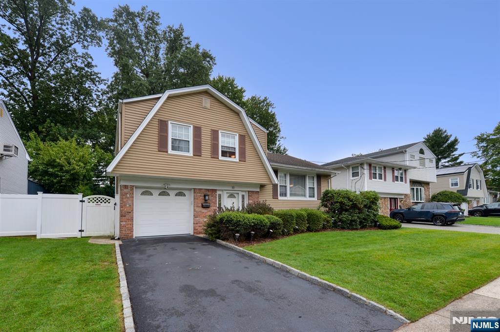 10 Sieber Ct, Bergenfield, NJ 07621