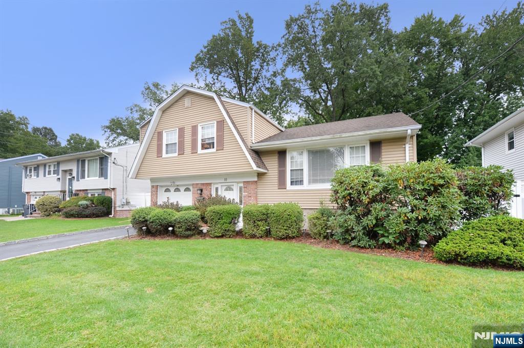 10 Sieber Ct, Bergenfield, NJ 07621
