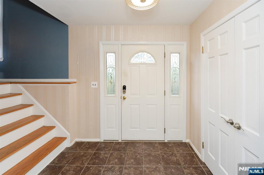 10 Sieber Ct, Bergenfield, NJ 07621