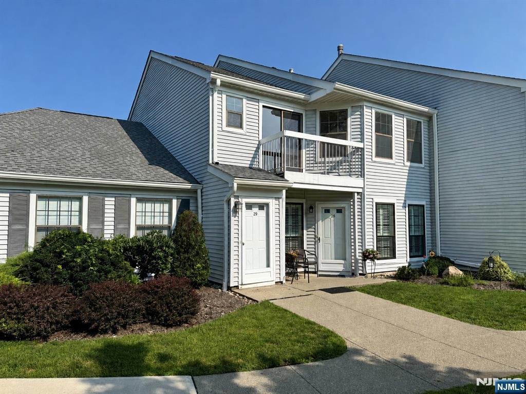 29 Krinsky Ct, Mahwah, NJ 07430