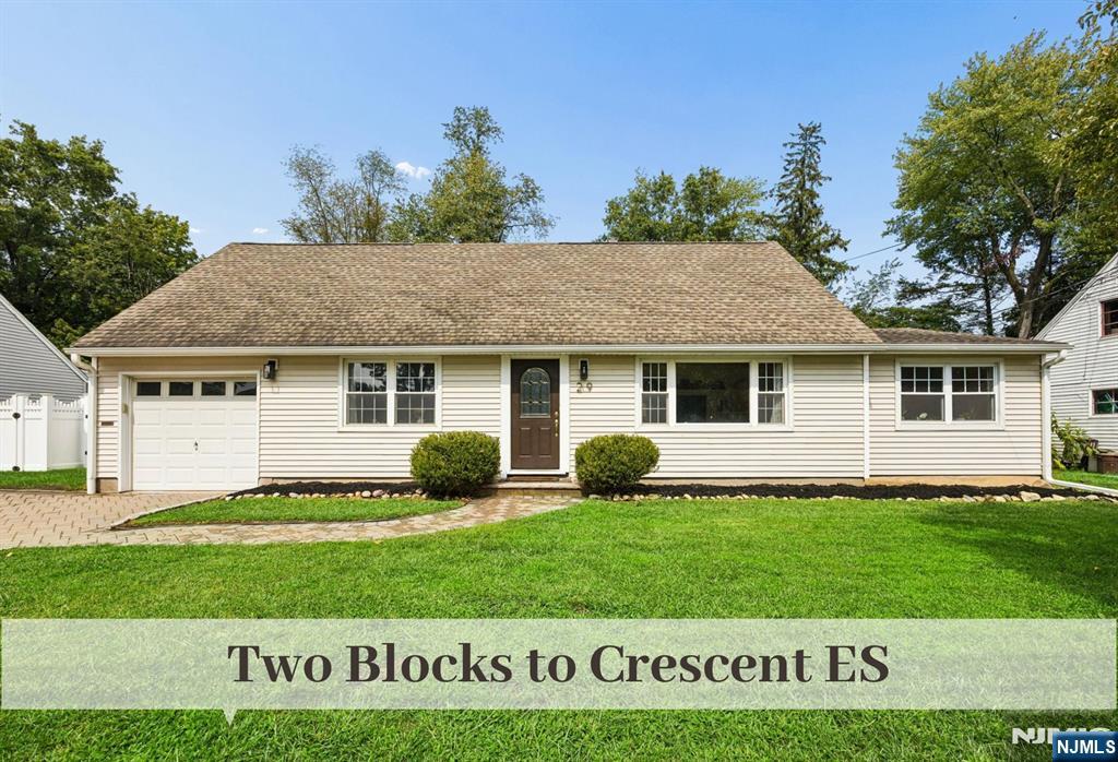 29 Lockwood Dr, Waldwick, NJ 07463