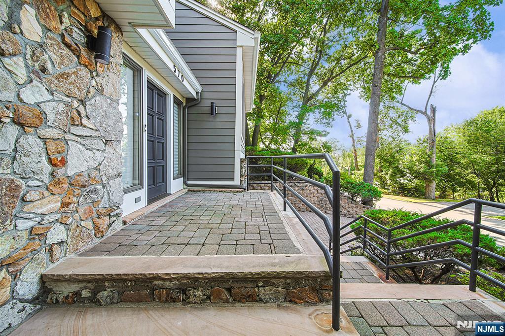 570 Grandview Terrace - Photo 3
