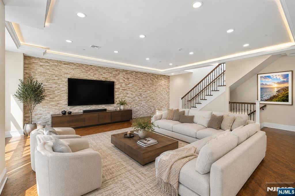 20 Marquis Ct, Edgewater, NJ 07020