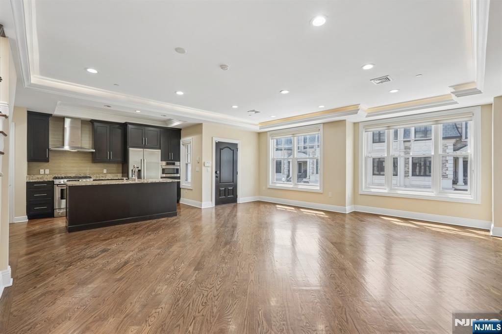 20 Marquis Ct, Edgewater, NJ 07020