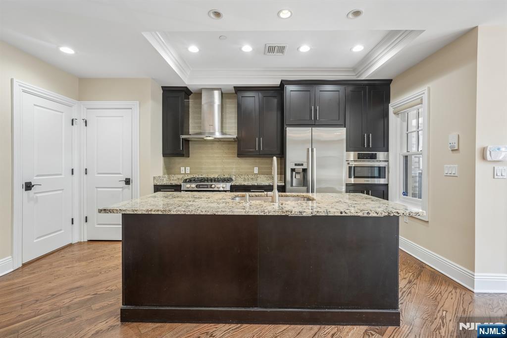20 Marquis Ct, Edgewater, NJ 07020