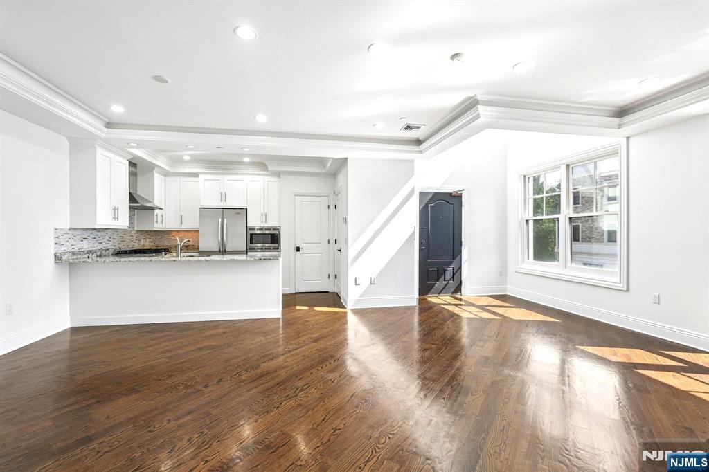 Photo 4 of Townhouse for sale at 6 Marquis Ct, Edgewater, NJ 07020 | MLS# 26033537 | Listing updated on 2026-09-18