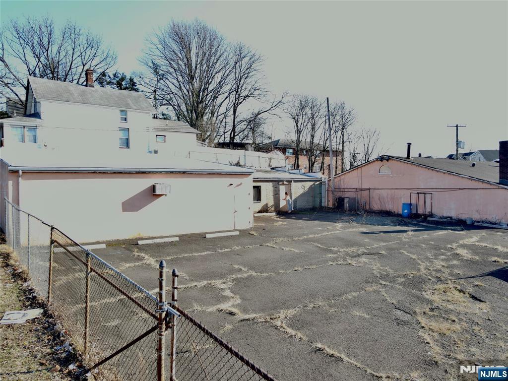 425 Paterson Avenue - Photo 2