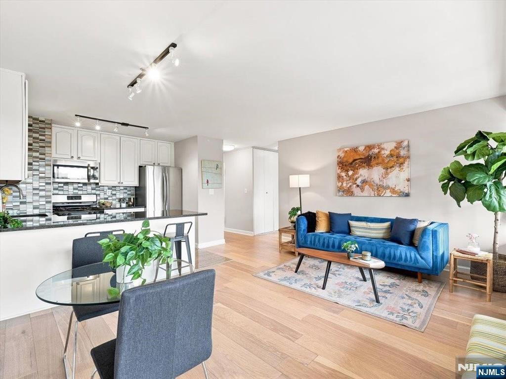 135 Montgomery Street 8B - Photo 3