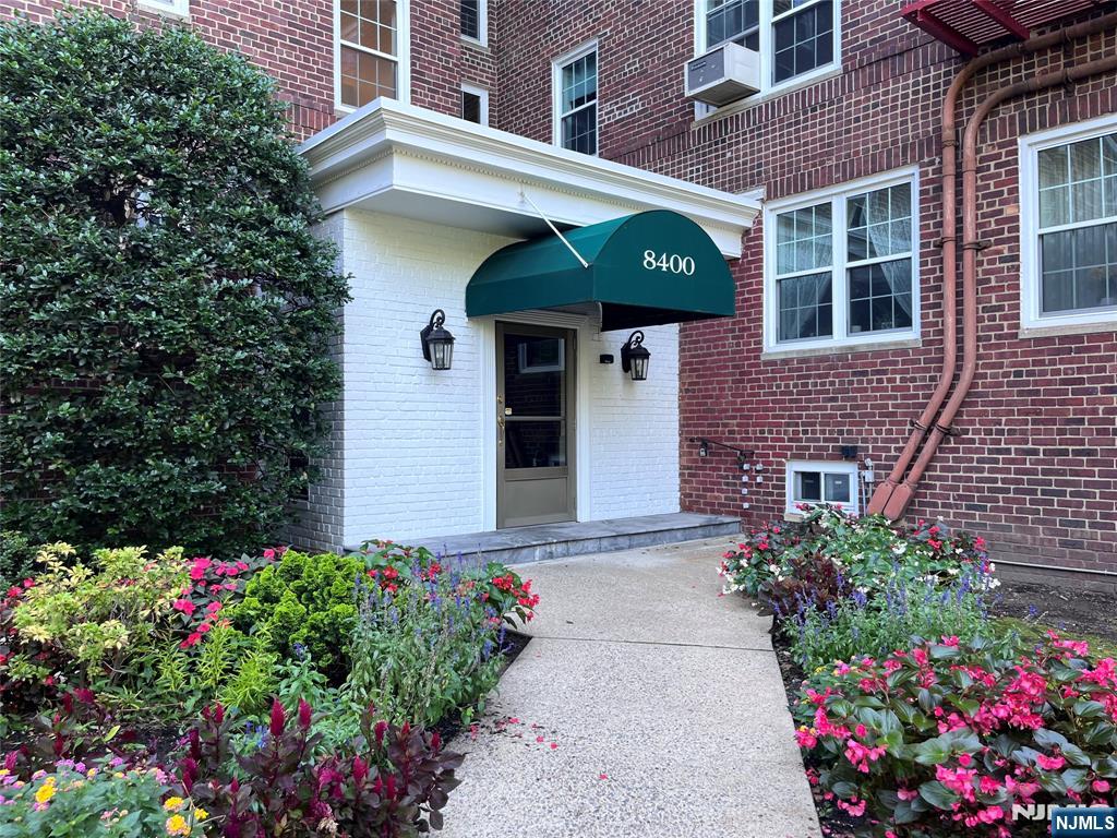 8400 Boulevard East - Photo 4