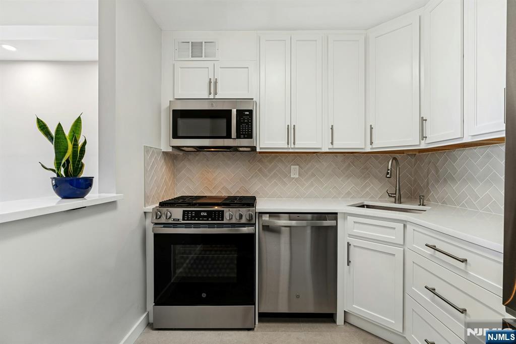 Photo 2 of Condo for sale at 2000 Linwood Ave #14D, Fort Lee, NJ 07024 | MLS# 26033710 | Listing updated on 2026-09-18