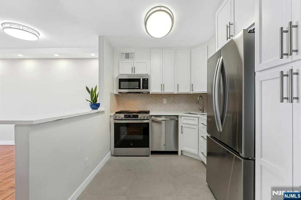 Photo 3 of Condo for sale at 2000 Linwood Ave #14D, Fort Lee, NJ 07024 | MLS# 26033710 | Listing updated on 2026-09-18