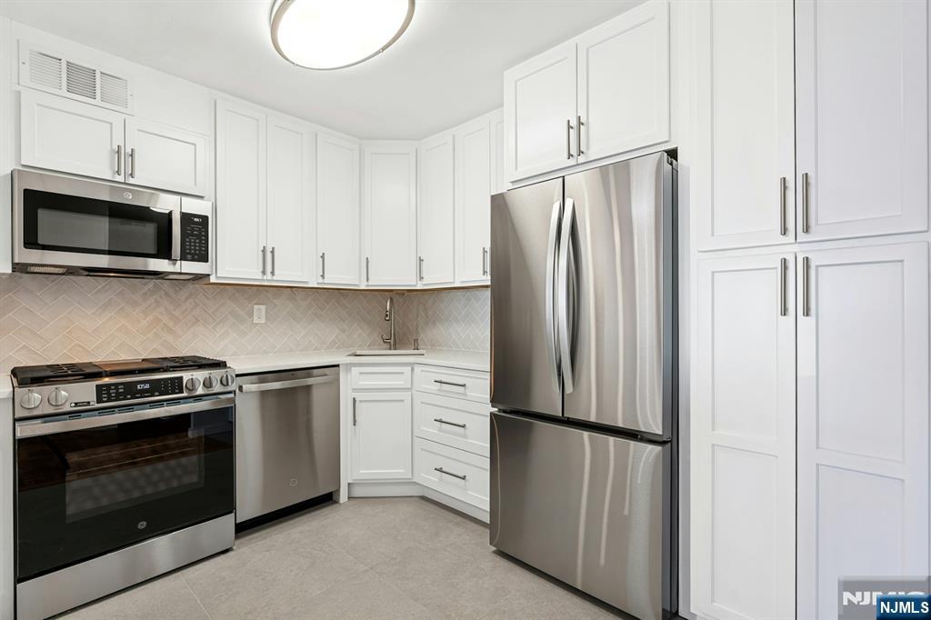 Photo 3 of Condo for sale at 2000 Linwood Ave #14D, Fort Lee, NJ 07024 | MLS# 26033710 | Listing updated on 2026-09-18