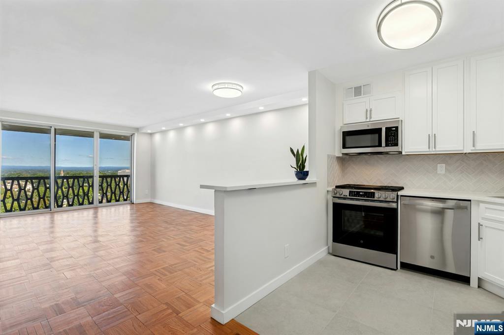 2000 Linwood Avenue 14D - Photo 5