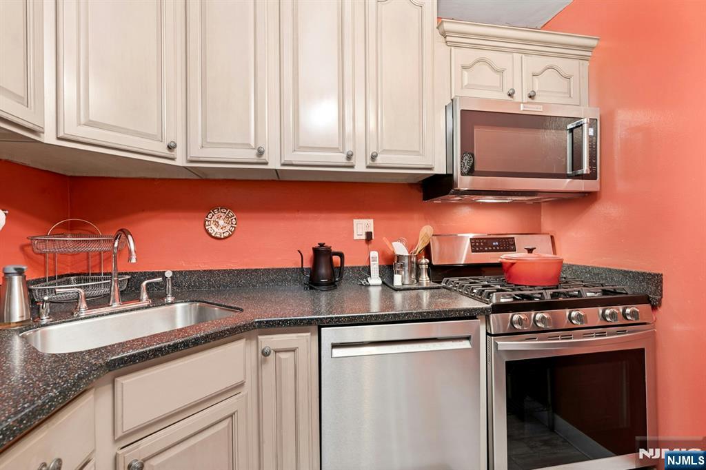 2100 Linwood Avenue 6C - Photo 3