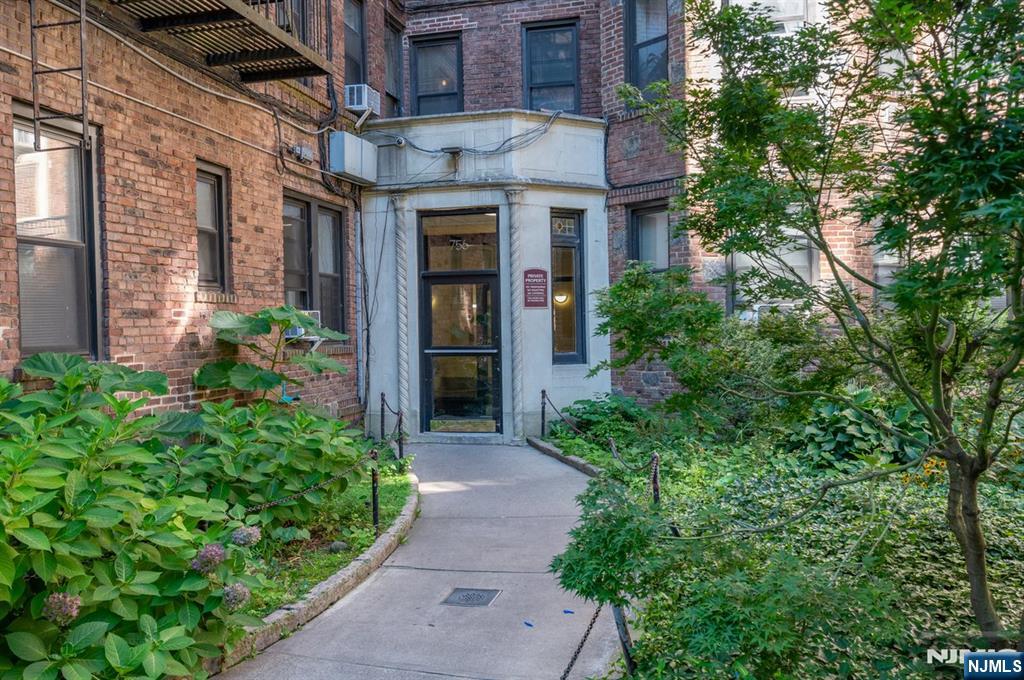 756 Brady Avenue 609 - Photo 2