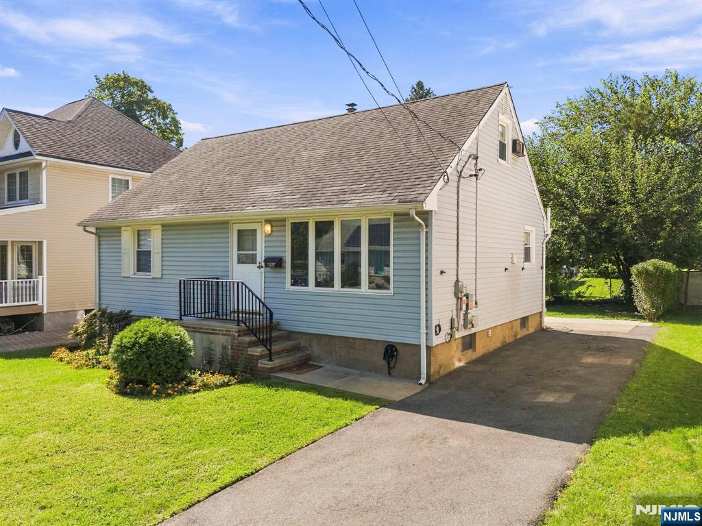 454 Lasalle Avenue - Photo 2