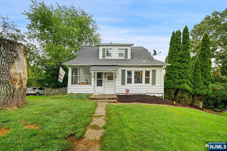 Photo 1 of Single family home for sale at 62 Vreeland Ave, Bloomingdale, NJ 07403 | MLS# 26033759 | Listing updated on 2026-09-18