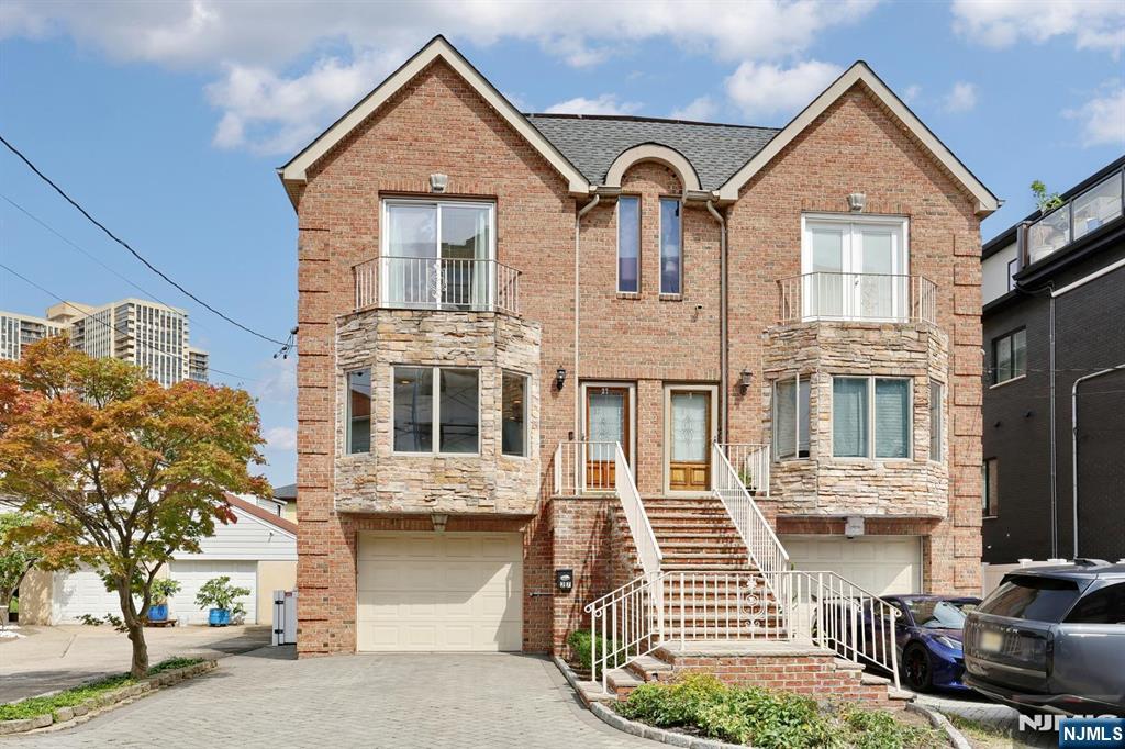 27 Lawton Avenue C0027 - Photo 1