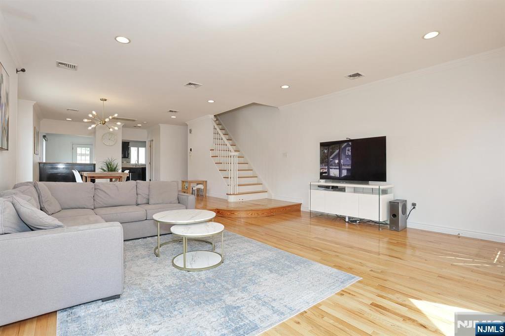 27 Lawton Avenue C0027 - Photo 5