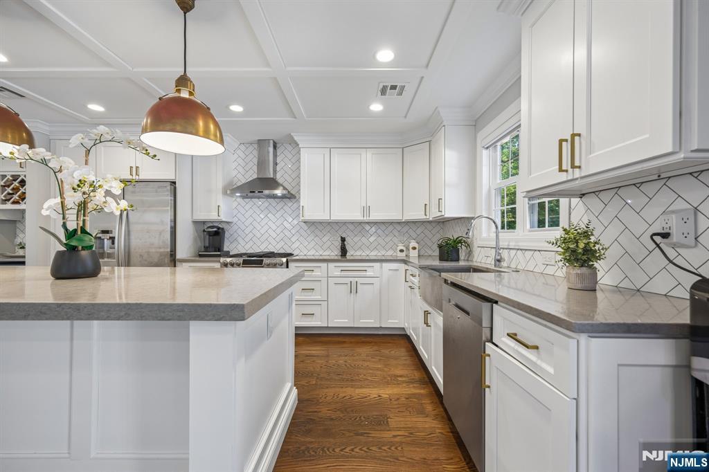 Photo 3 of Sale Pending at 9 Burnet Hl Rd, Livingston, NJ 07039 | MLS# 26033826 | Listing updated on 2026-09-24