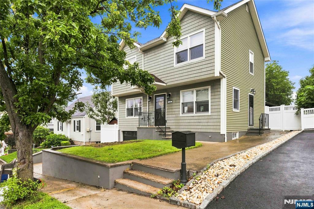 160 Arlington Boulevard - Photo 2